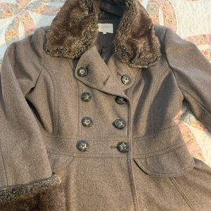 Stylish winter coat with detachable faux fur collar